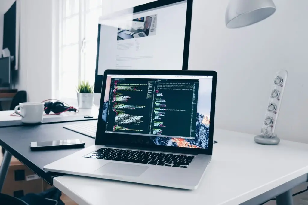 L&rsquo;intelligence artificielle et le web : Comment l&rsquo;IA révolutionne le marketing digital et les métiers du web